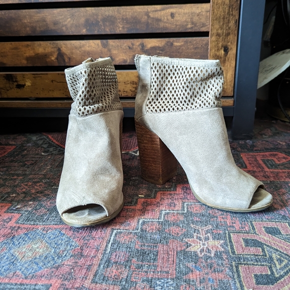 Shoes - Picture 2 of 5